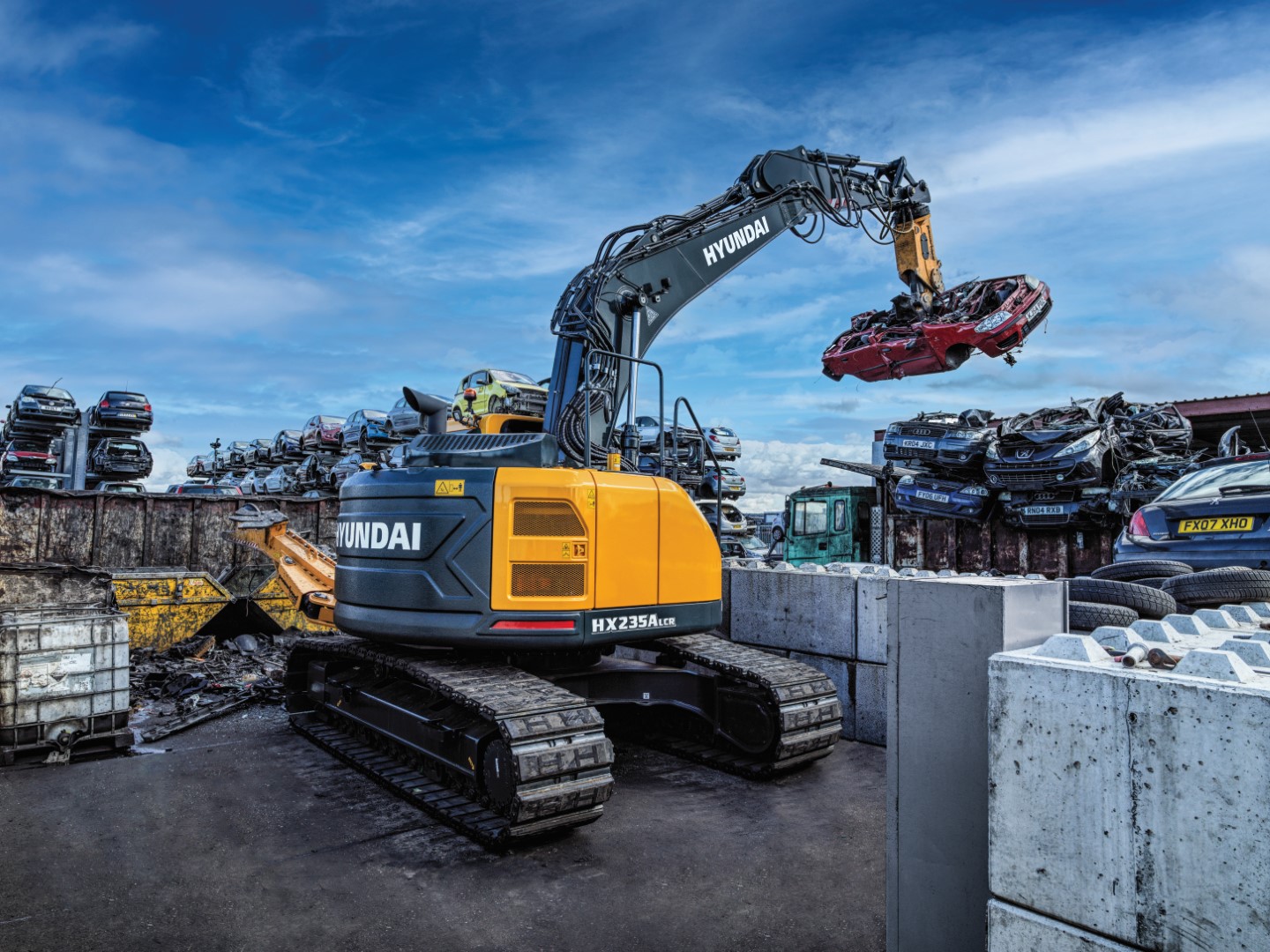 De HX235 LCR (compacte radius) steekt aan de achterzijde gering uit met een gebogen contragewicht dat langs de rupsbanden beweegt met een minimale overhang. Dat verkleint de uitzwenking van de achterzijde van de machine, waardoor operatoren met een gerust hart in krappe ruimtes kunnen werken. De duurzaamheid is ook verbeterd, omdat hierdoor de kans veel kleiner is dat de machine tegen muren of obstakels zal botsen